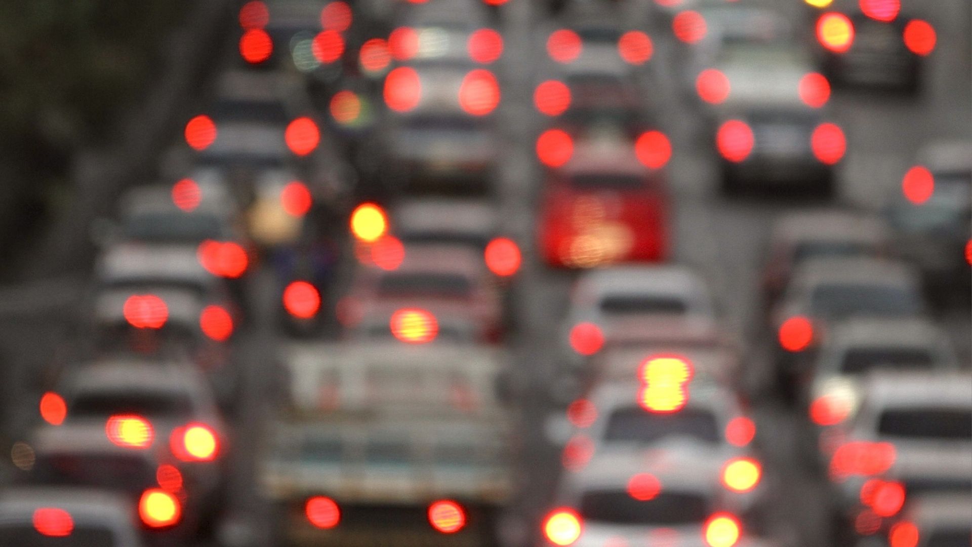 Carretera con tráfico denso.