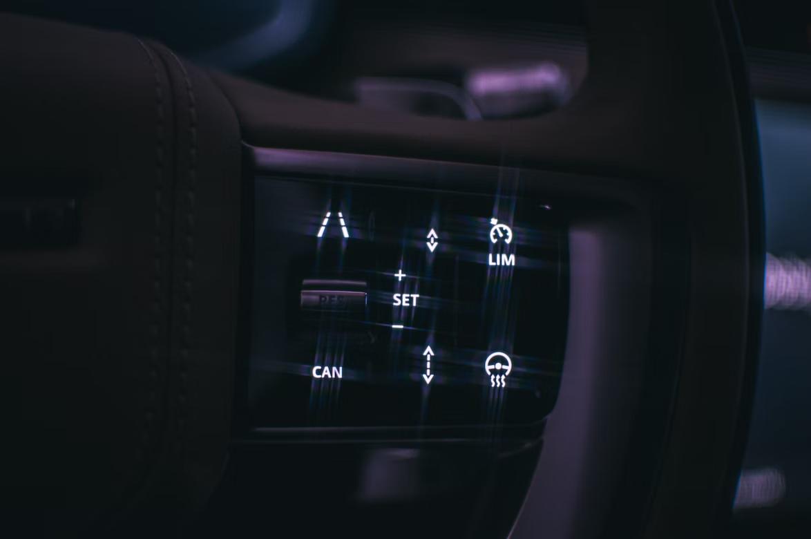 Un set de botones en el volante de un vehículo
