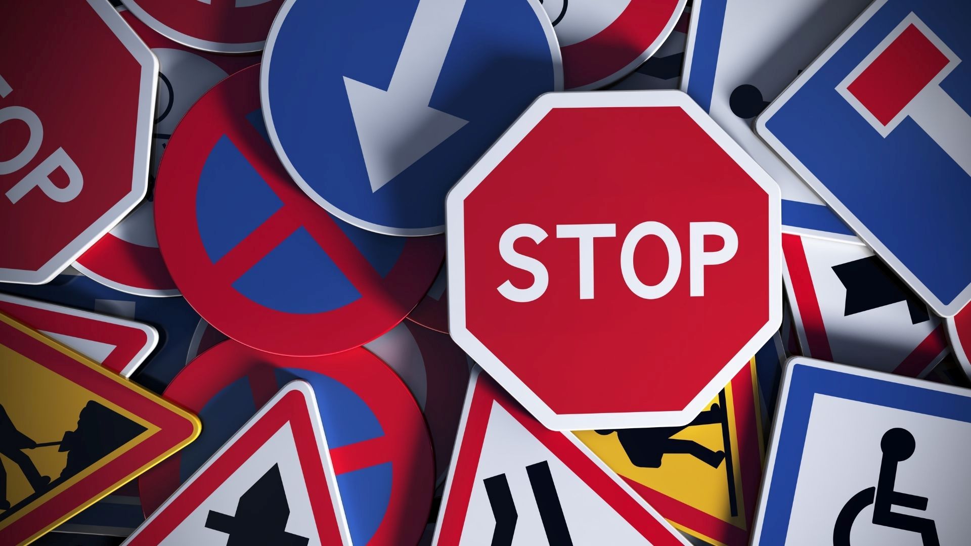 Todas las señales de tráfico amontonadas una sobre otra.