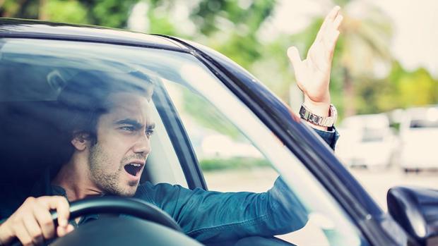 Dos conductores discuten en sus coches.